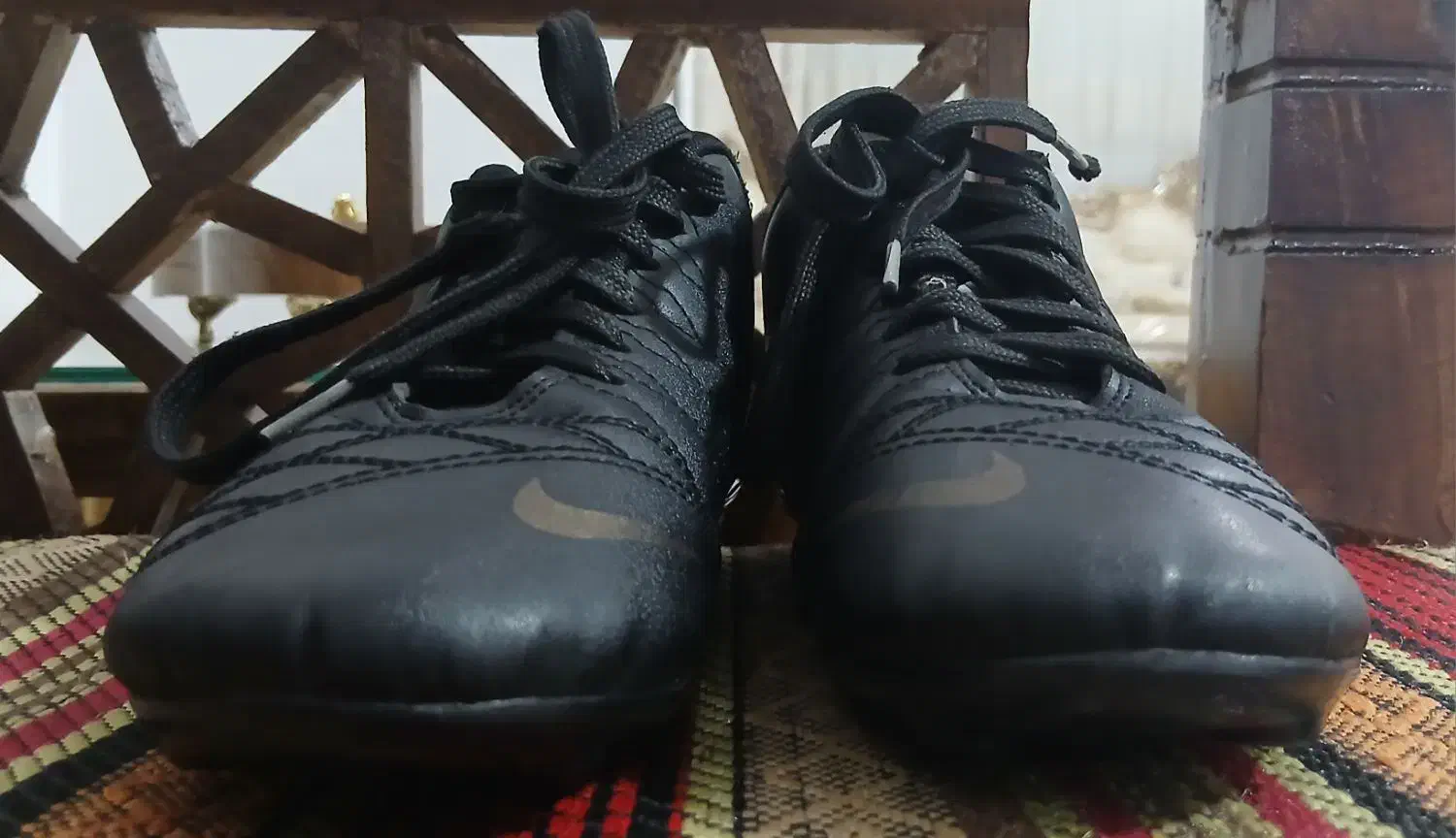 کفش فوتبال|تجهیزات ورزشی|رباط‌کریم, رباط‌کریم|دیوار