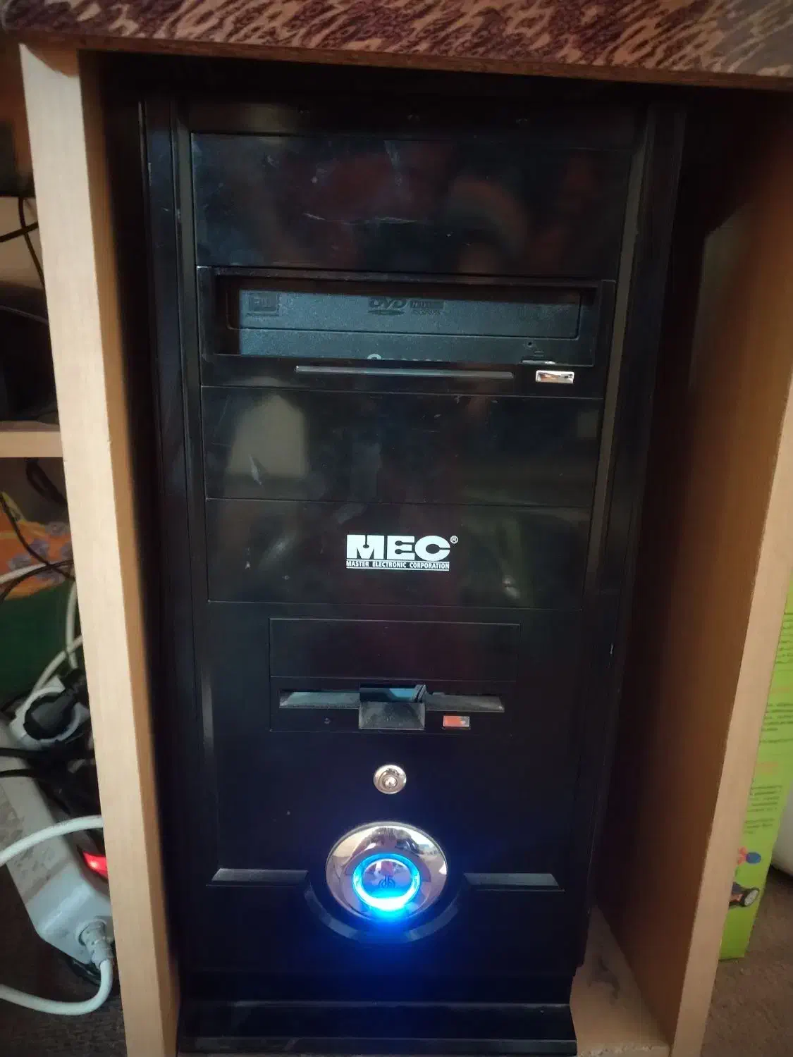 کامپیوتر خانگی|رایانه رومیزی|رباط‌کریم, رباط‌کریم|دیوار