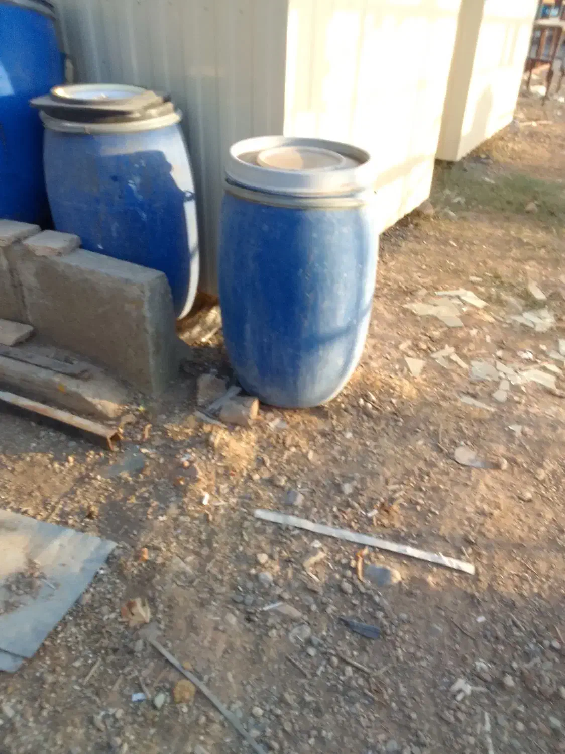 بشکه پلاستیکی اهنی دربسته در باز موجود می باشد|ظروف نگهدارنده، پلاستیکی، یک‌بارمصرف|هشتگرد, هیو|دیوار