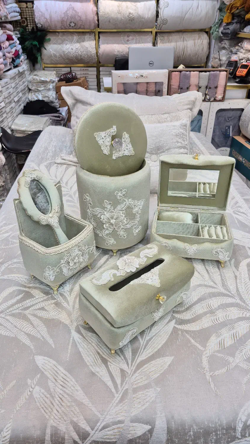 سرویس اکسسوری و جهیزیه عروس پنج تکه|صنایع دستی و سایر لوازم تزئینی|تهران, هرندی|دیوار