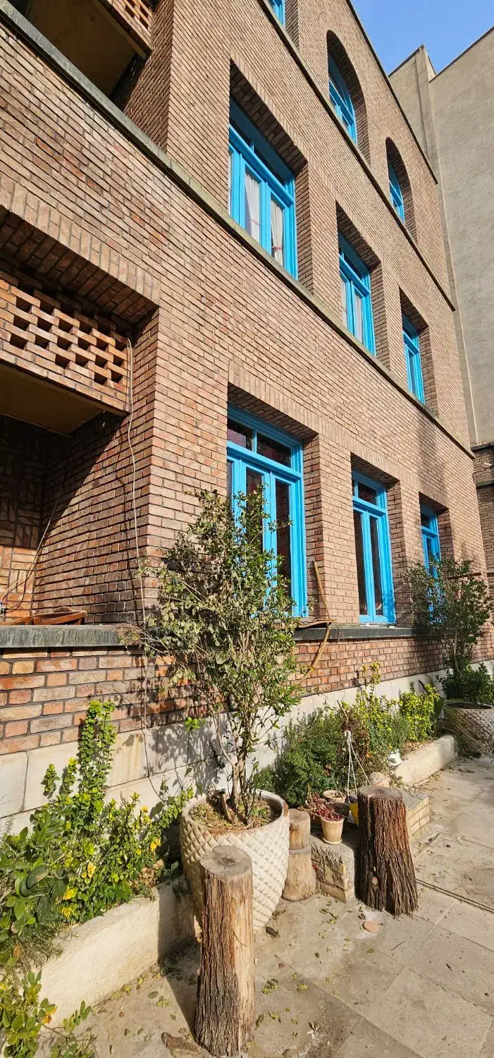 ۸۰۰ متر بنا با ۳۰۰ متر حیاط دربست خ نجات الهی