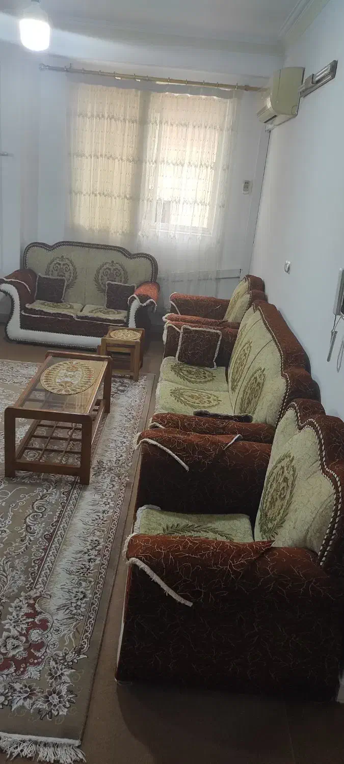 مبلمان هفت نفره به همراه میز بزرگ و سه تا عسلی|مبلمان خانگی و میز عسلی|لاهیجان, گلستان|دیوار