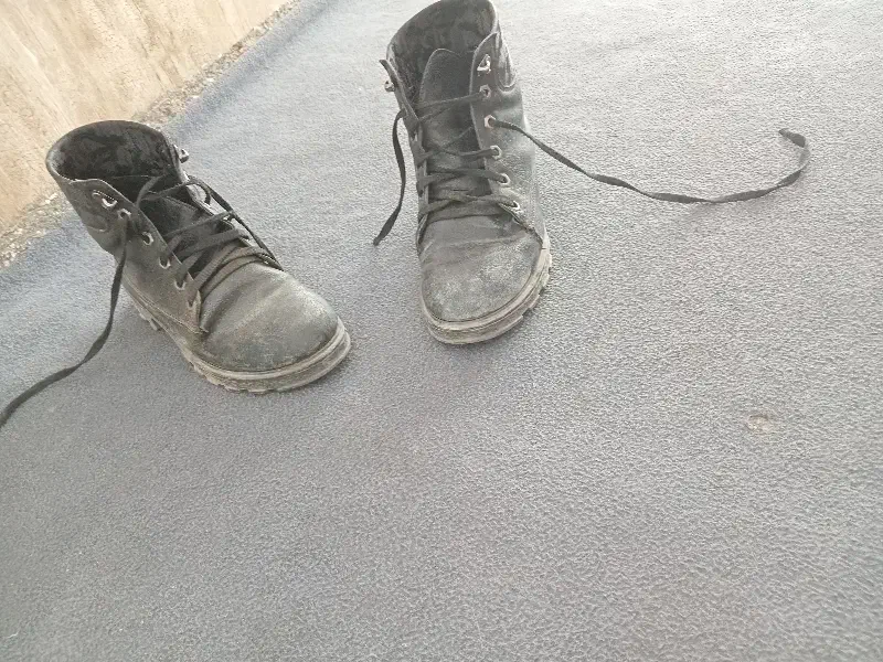 کفش پوتین|کیف، کفش، کمربند|تربت جام, حافظ|دیوار