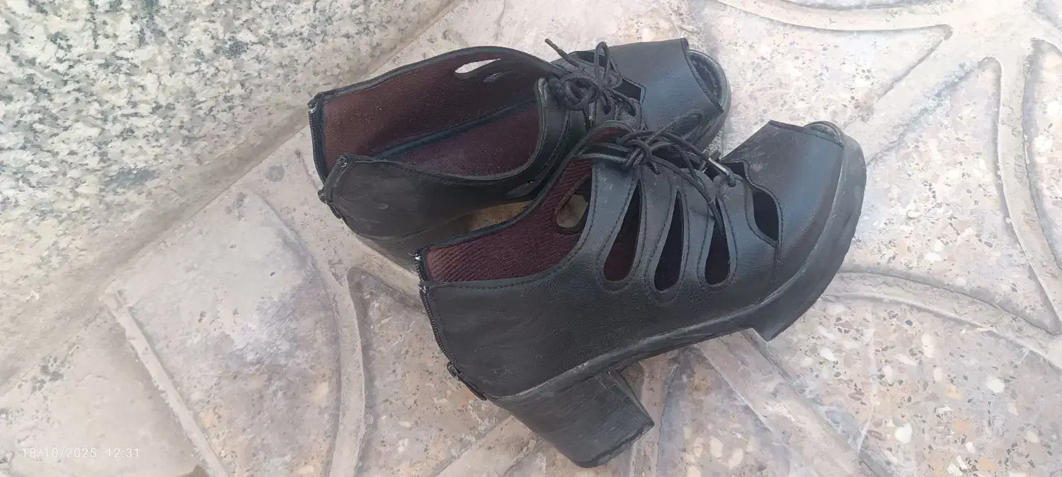 کفش پسرانه. کفش دخترانه. دمپایی. کفش زنانه|کیف، کفش، کمربند|برخوار, |دیوار