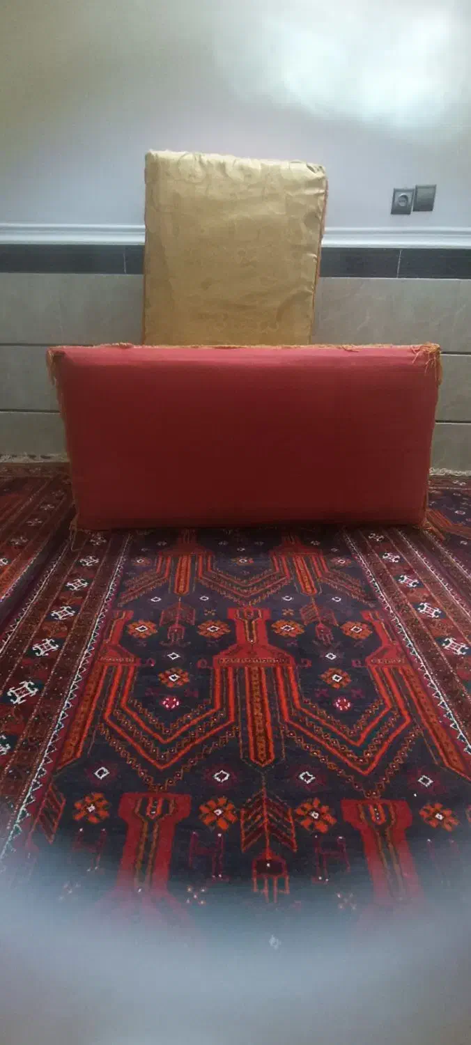 4عددپشتی سالم پارچه ساتن   کارتن داخل هم سالم|پشتی|زابل, |دیوار