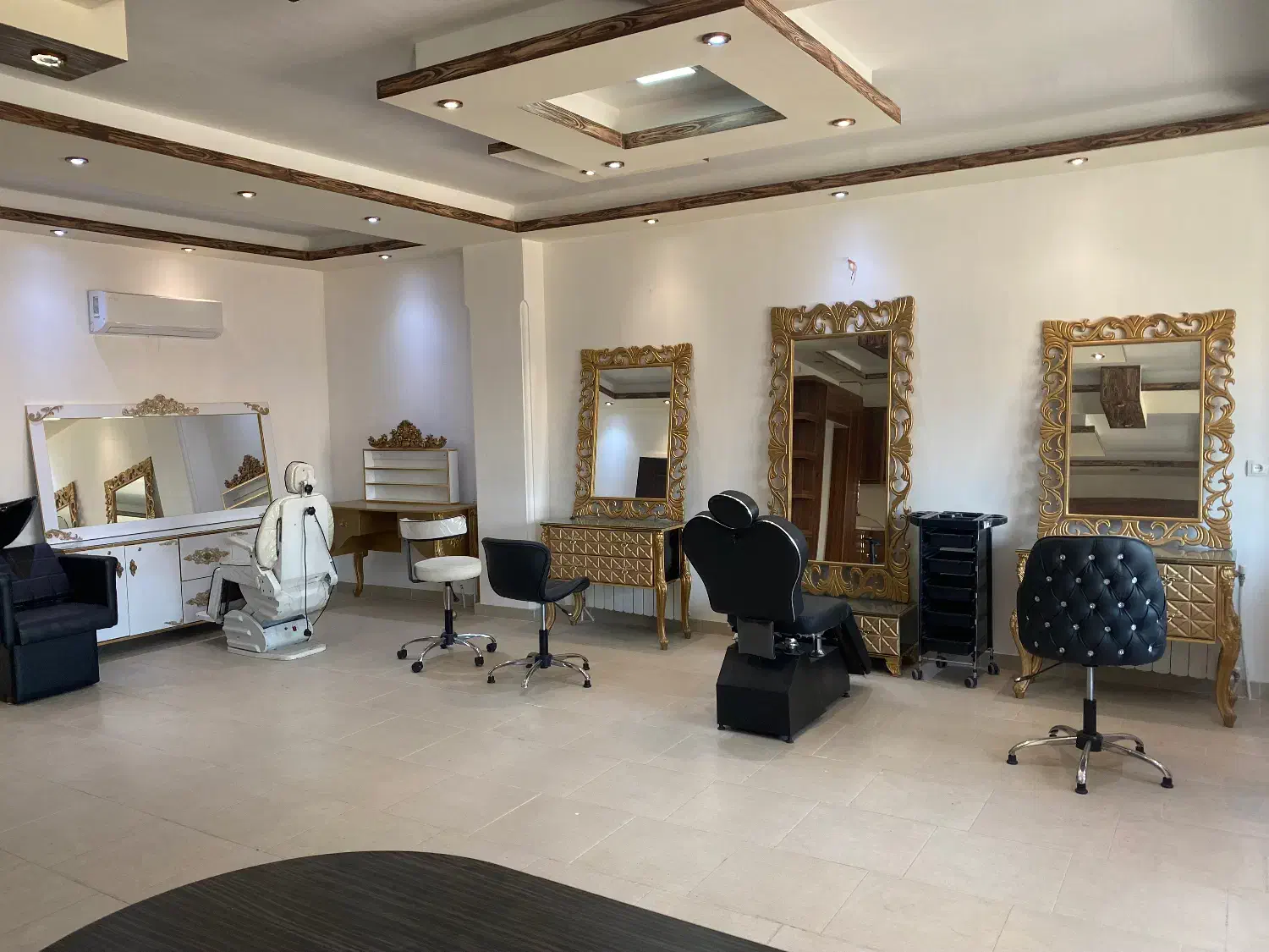 تجهیزات ووسایل کامل سالن آرایشگاه|آرایشگاه و سالنهای زیبایی|لاهیجان, شیخ زاهد|دیوار