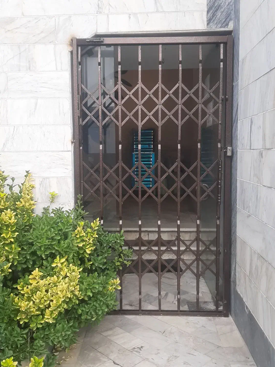 نصب درب حفاظ اکاردئونی ورودی ساختمان|مصالح و تجهیزات ساختمان|رشت, باهنر|دیوار