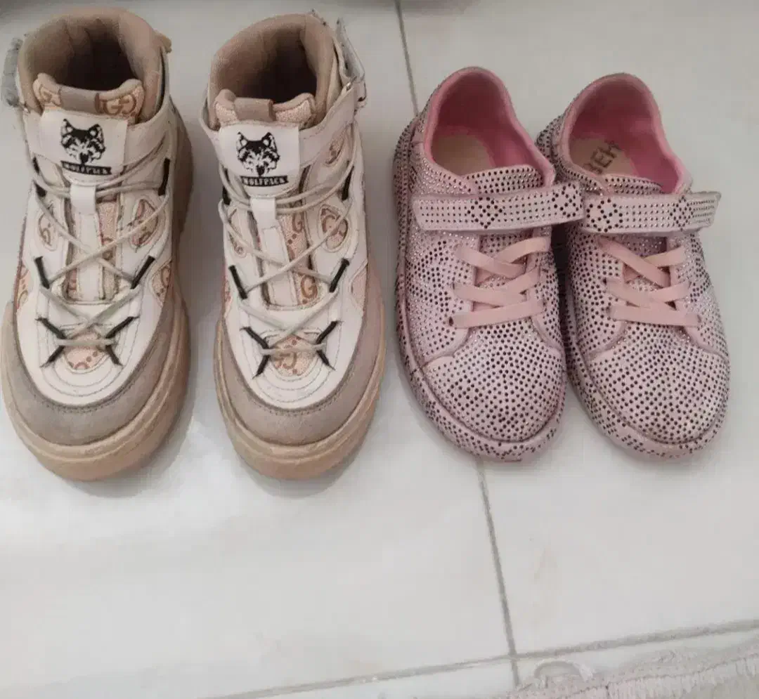 دو جفت کفش .لباس پسرانه و دخترانه|کفش و لباس بچه|اردبیل, |دیوار