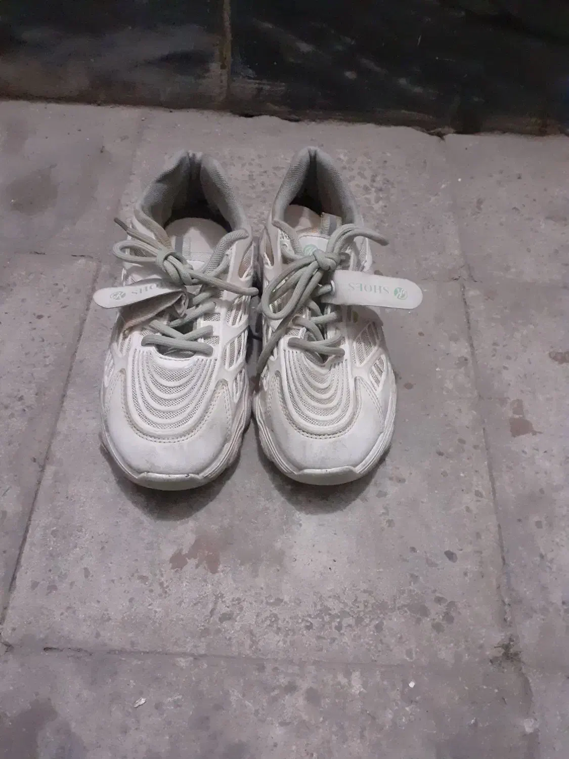 کفش وکتانی|کیف، کفش، کمربند|اندیشه, اندیشه فاز ۱|دیوار