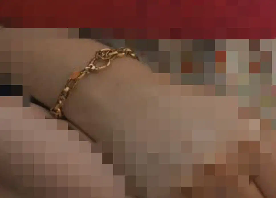 دستبند گمشده|اشیا|قم, باغ کرباسی|دیوار