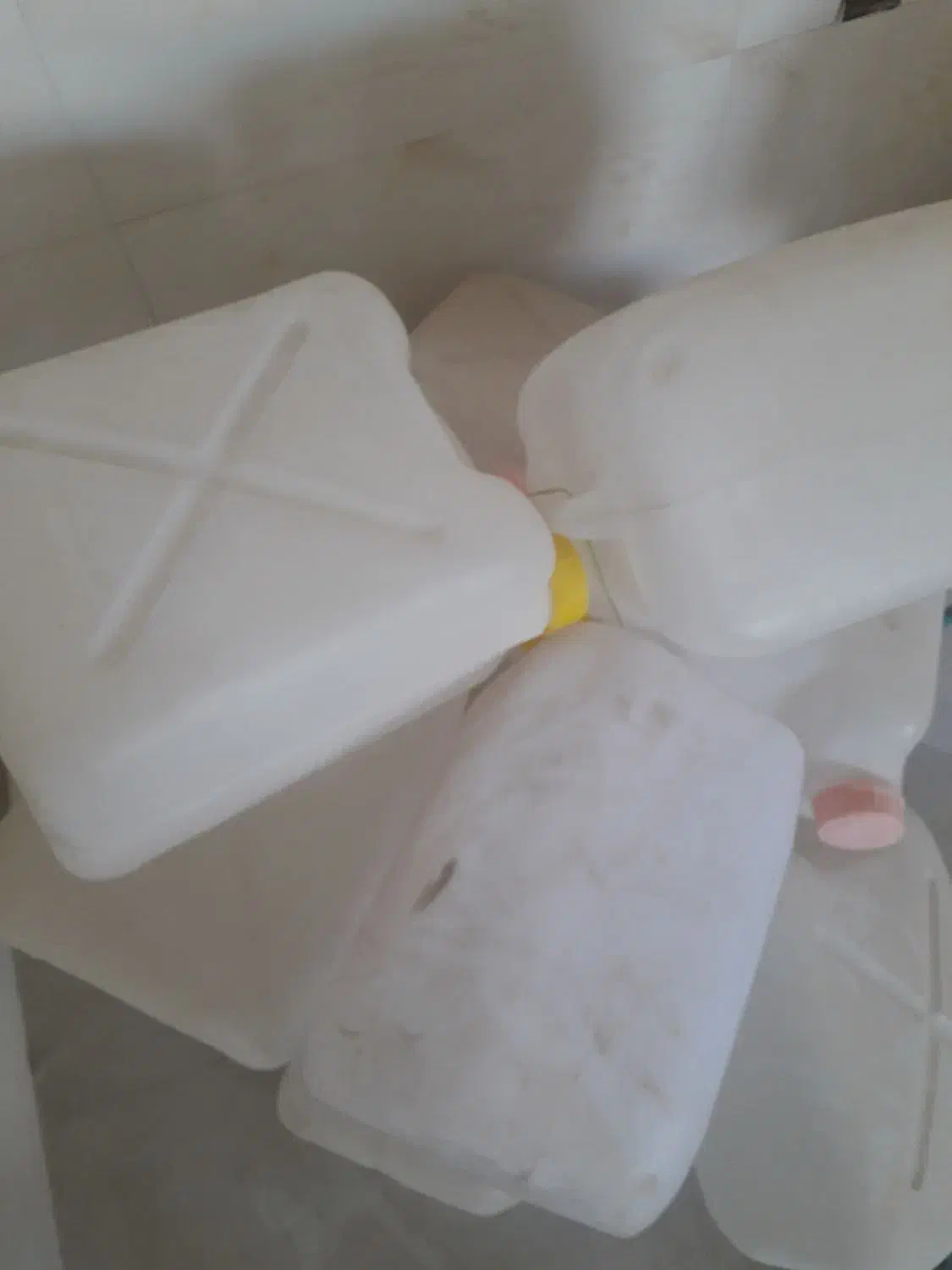 گالن بیست لیتری|ظروف نگهدارنده، پلاستیکی، یک‌بارمصرف|کاشان, خزاق|دیوار