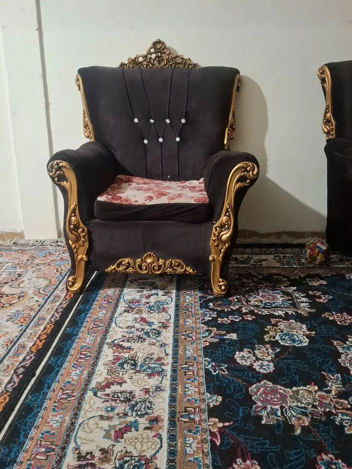 4عدد مبل 3تاش سالم اما یکیش زیرش شکسته قابل تعمیر|مبلمان خانگی و میز عسلی|یاسوج, |دیوار