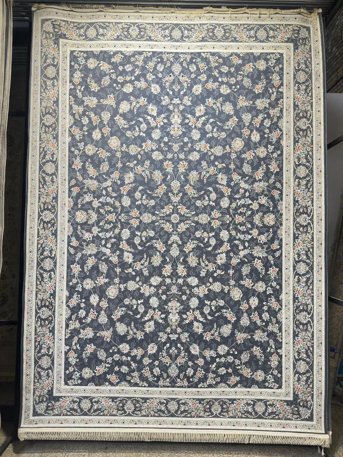 به یک همکار آقا جهت کار در فرش فروشی نیازمندیم|استخدام خدمات فروشگاه و رستوران|درگزین, |دیوار