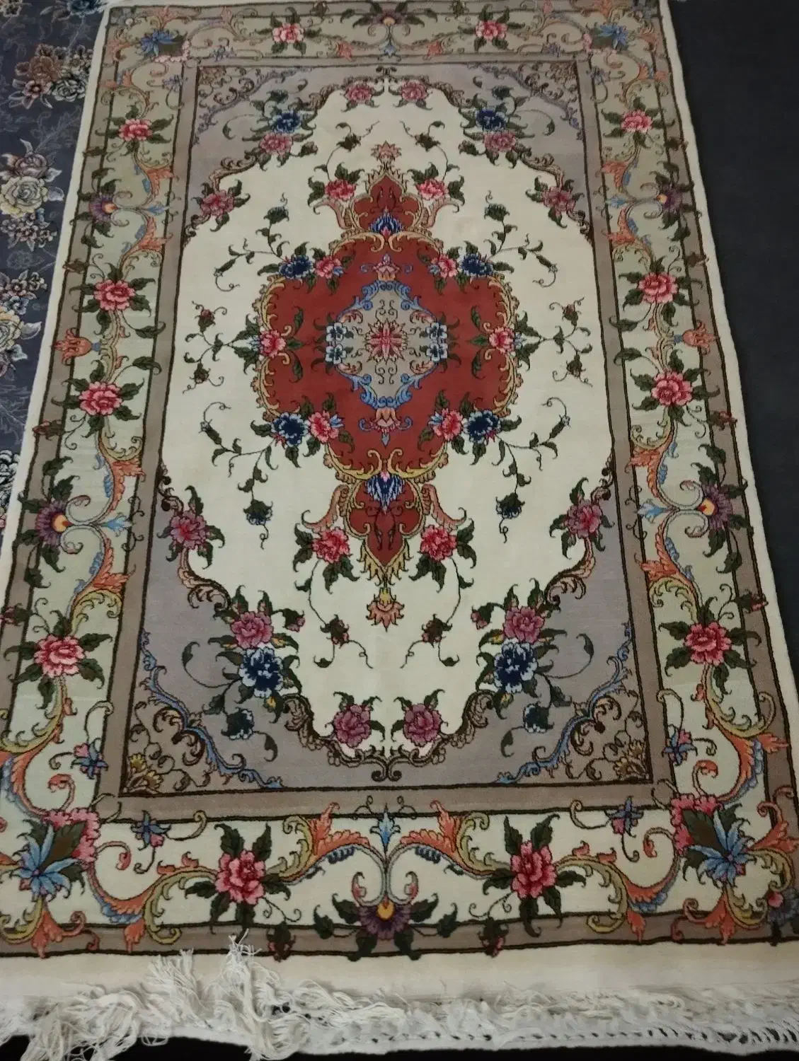 فرش دستباف گل وابریشم.ذرع.نیم|فرش|نسیمشهر, |دیوار