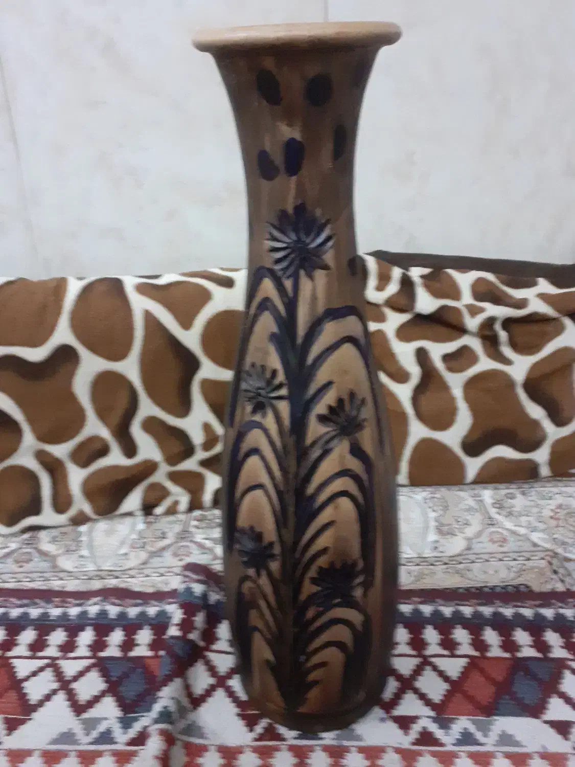 گلدان سفالی رنگ قهو ای رنگ|گل مصنوعی|قم, آزادگان|دیوار