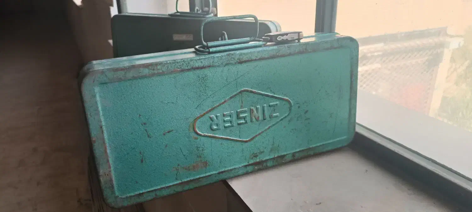 جعبه ابزار فلزی قدیمی آنتیک عتیقه|کلکسیون اشیاء عتیقه|چهاردانگه (تهران), |دیوار