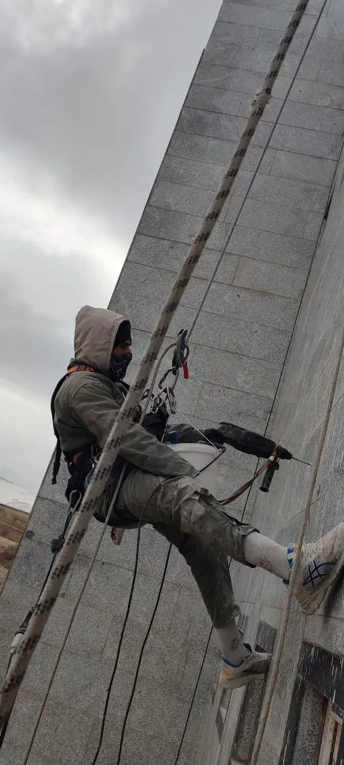 کار در ارتفاع خدمات ساختمانی عایق نانو پیچرولپلاک|خدمات پیشه و مهارت|کرمانشاه, |دیوار