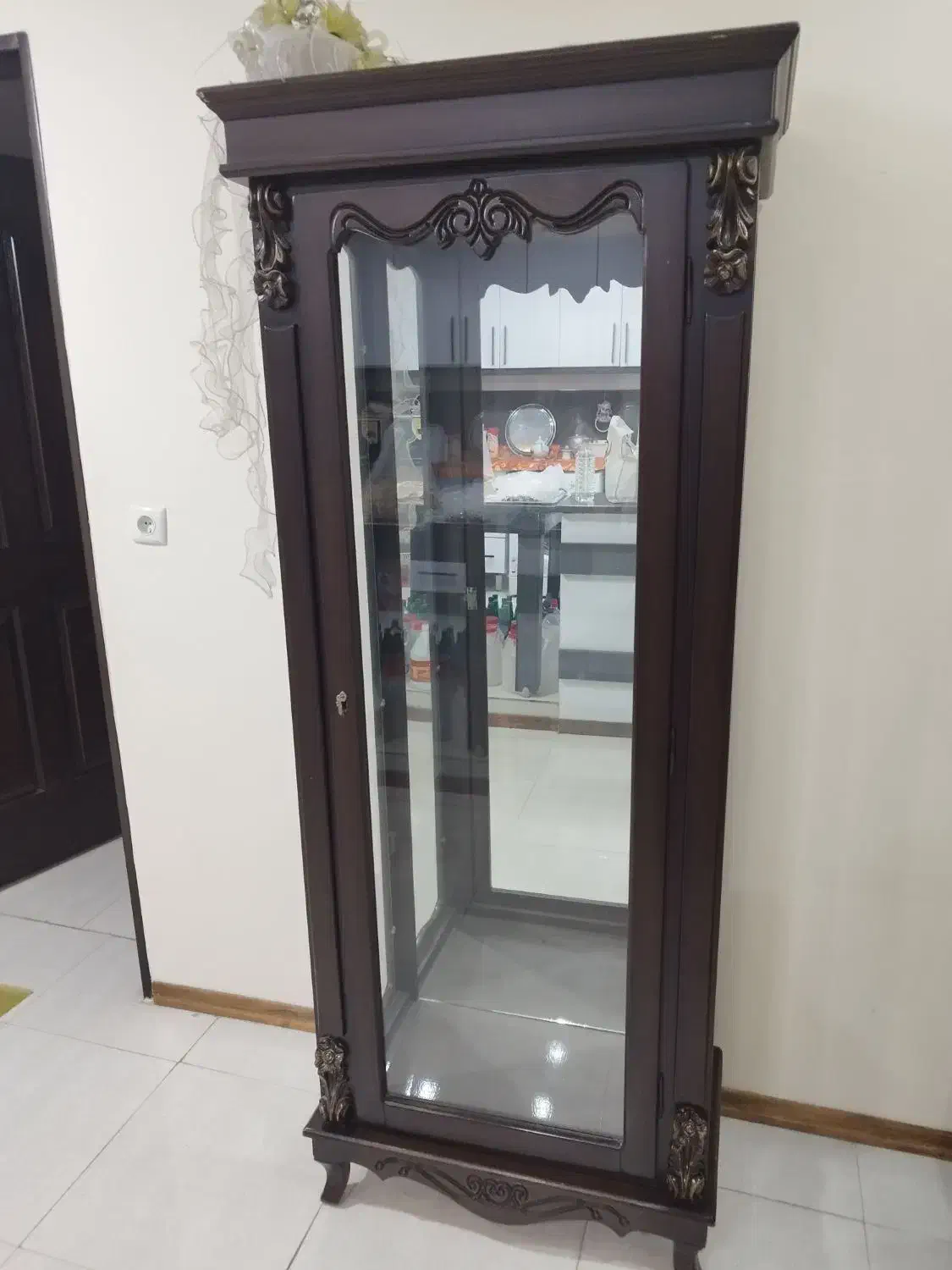 بوفه به رنگ قهوه ای سوخته|بوفه، ویترین، کنسول|فردیس, منظریه|دیوار