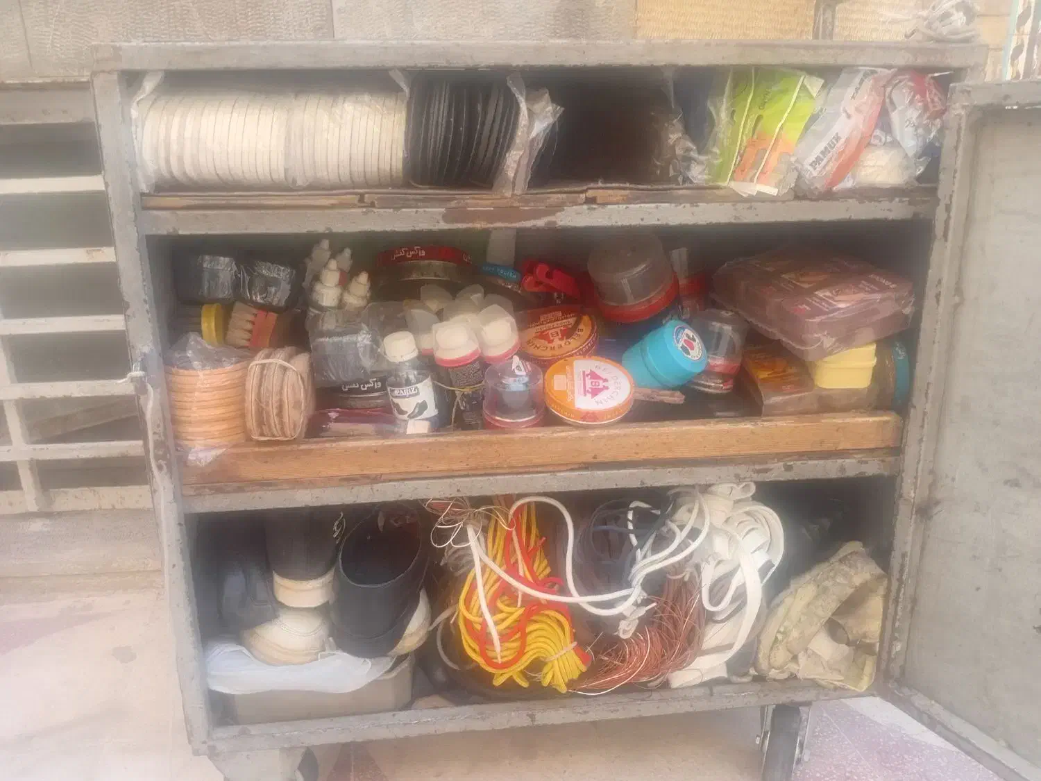 قفسه فلزی درب دار|کتابخانه، شلف، قفسههای دیواری|شیراز, سیاه سنگ|دیوار