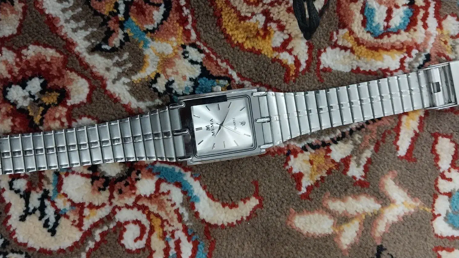 ساعت نو|ساعت|قائن, |دیوار