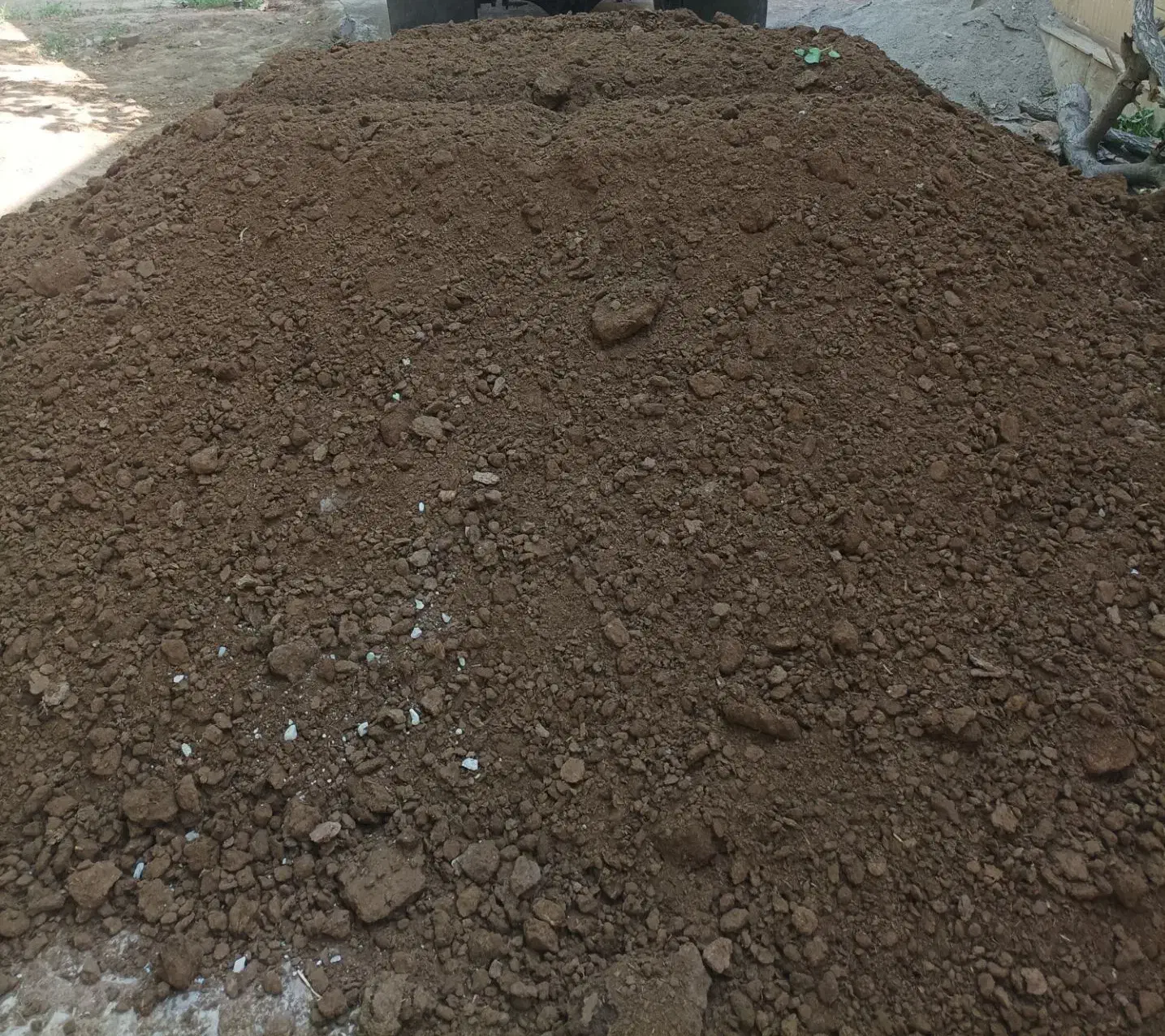 کودگاوی وگوسفندی کاملا خشک وآفتاب خورده خاک باغچه|خدمات باغبانی و درختکاری|شهریار, شهرک وائین|دیوار