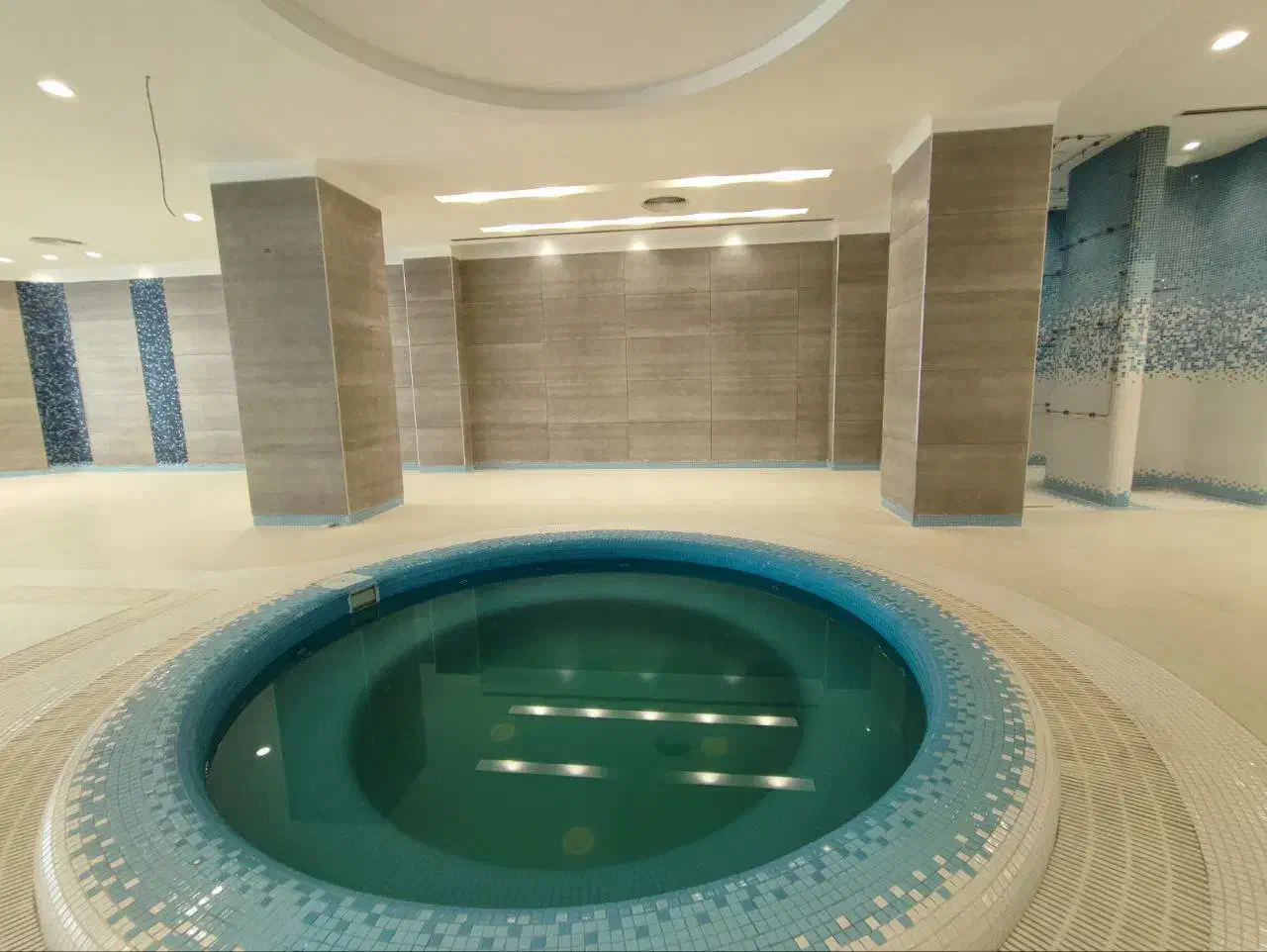 سلیمی/۱۲۰متربرج شیشهای/مشاعات هتلی/باویوی عالی|اجارهٔ آپارتمان|مشهد, سجاد شهر|دیوار