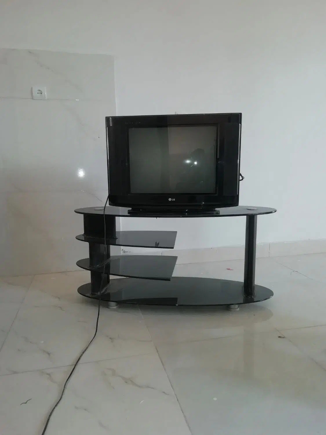 تلوزیون رنگی با میز|تلویزیون و پروژکتور|ملایر, |دیوار