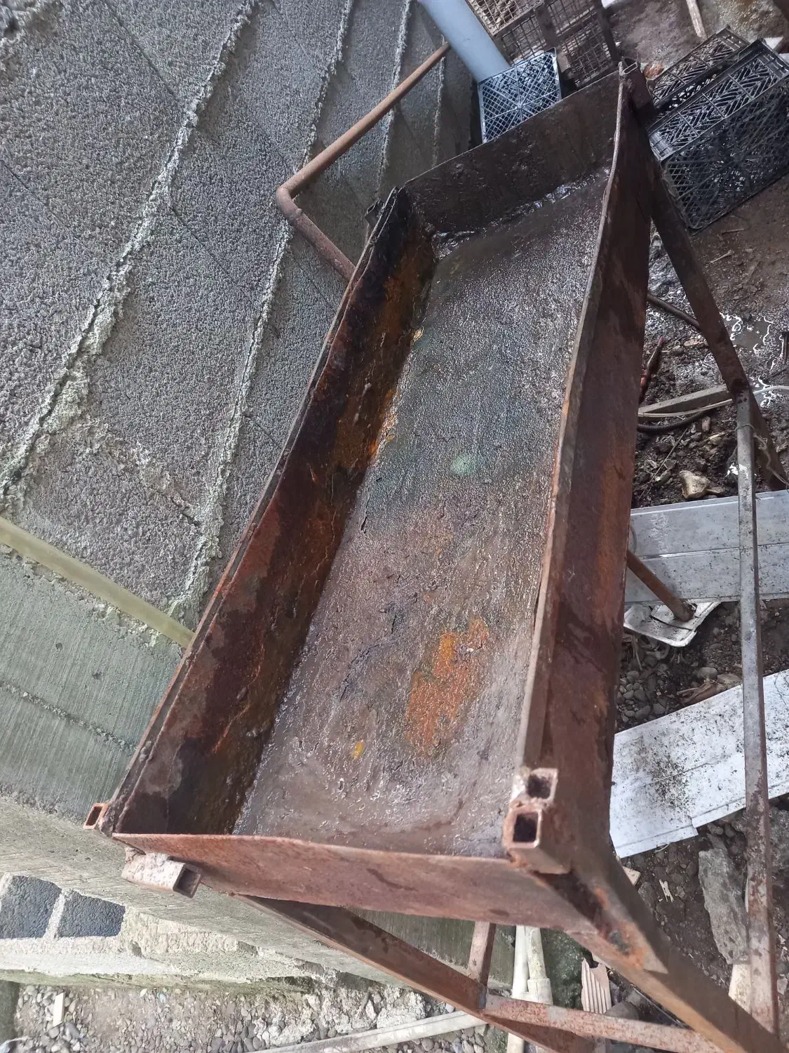 منقل زغالی|ظروف پخت‌وپز|بندر انزلی, گیلار|دیوار