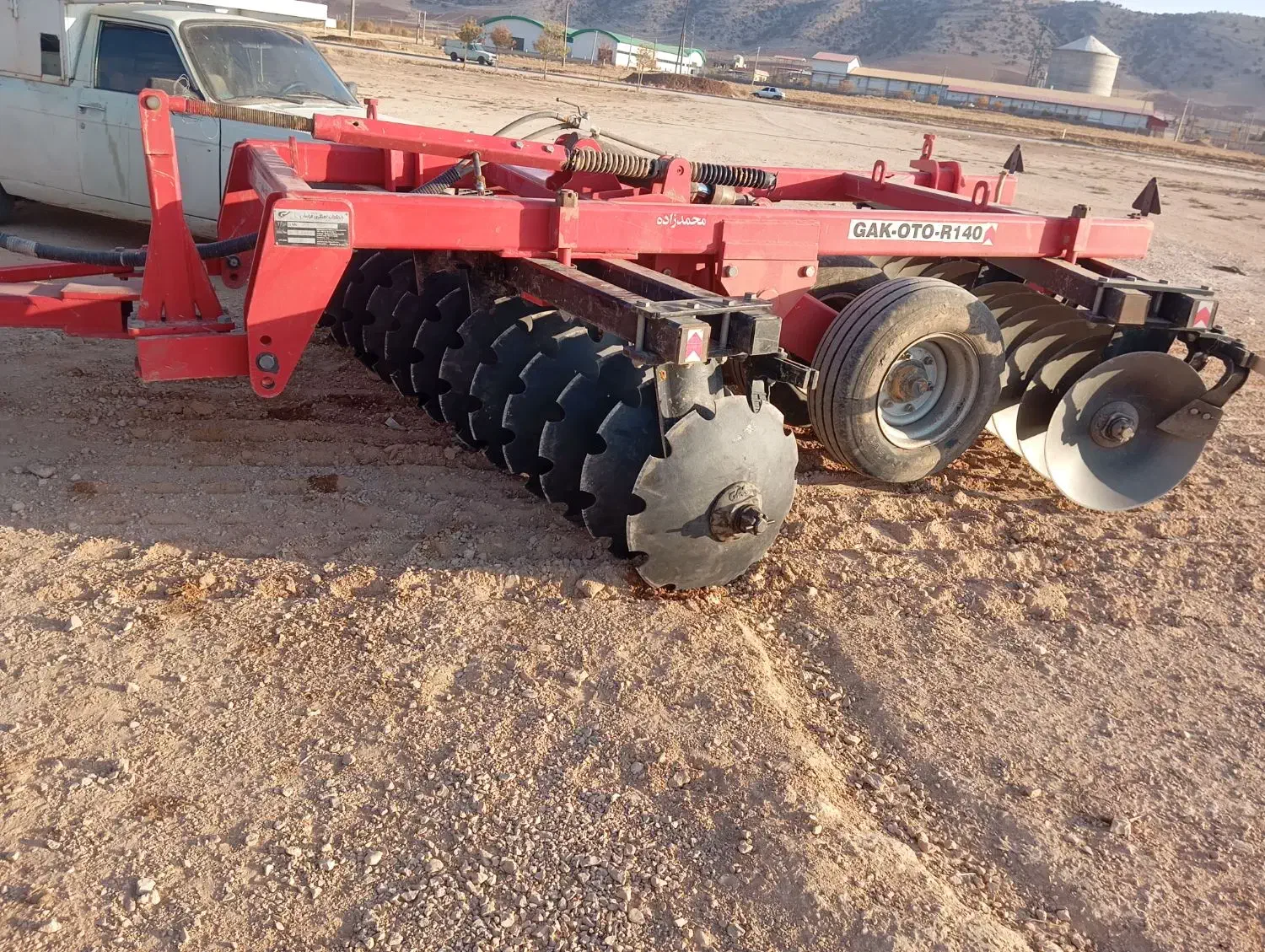 خدمات تراکتور فوق سنگین شخم عمیق و دیکس سنگین|خدمات باغبانی و درختکاری|سرپل ذهاب, |دیوار