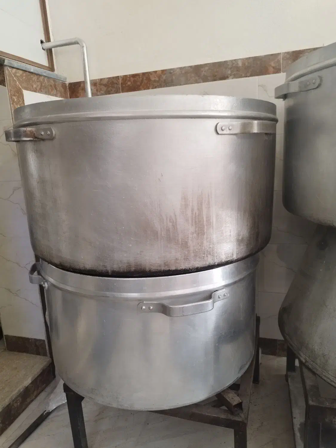 کلی دیگ بزرگ روحی به اضافه اجاق و چارپایه|ظروف پخت‌وپز|پیرانشهر, |دیوار