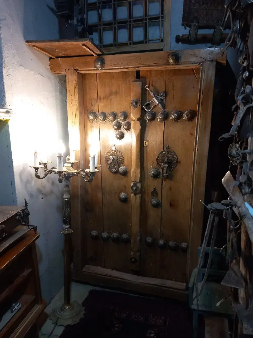 لوستربرنزی کنارسالنی عتیقه سنگین و زن|لوستر و چراغ آویز|اصفهان, علی قلی آقا|دیوار