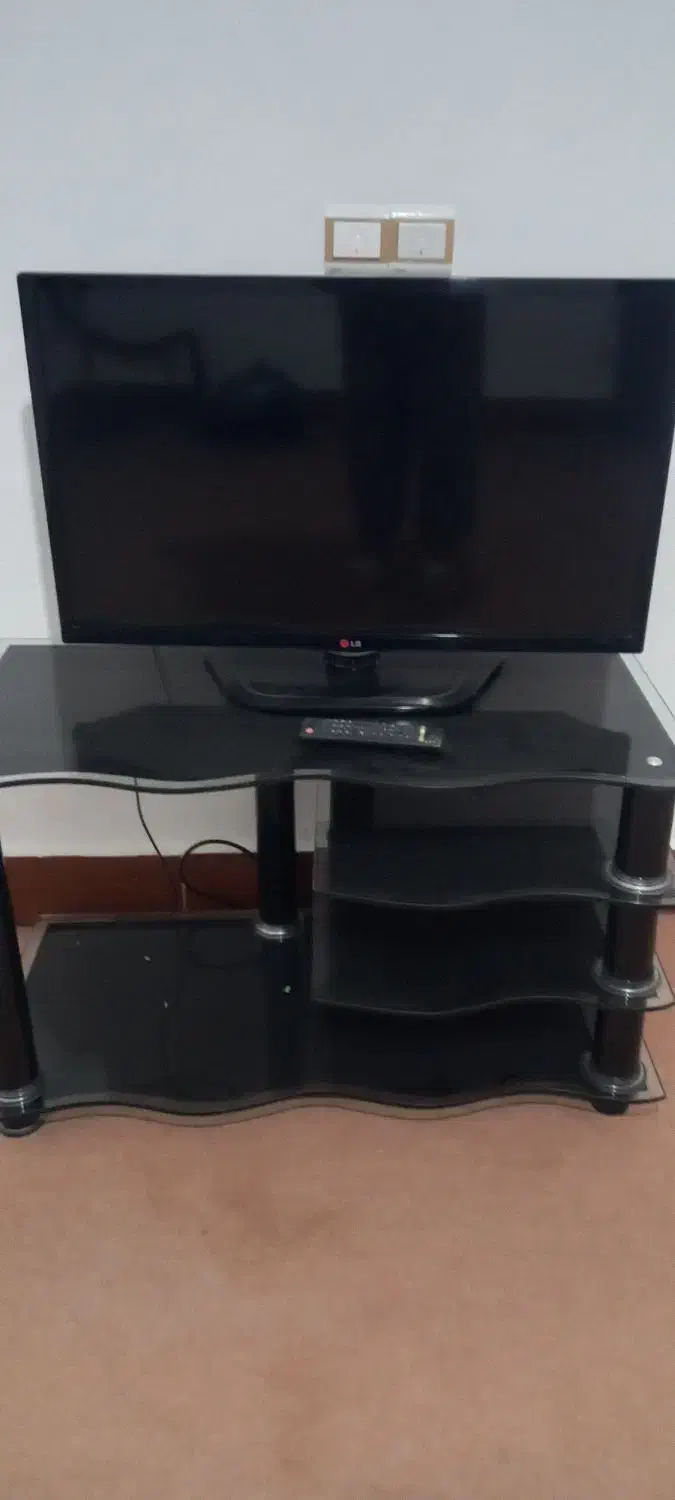 میزتلوزیون و تلوزیون ۳۲اینج ال جی|تلویزیون و پروژکتور|قروه, |دیوار