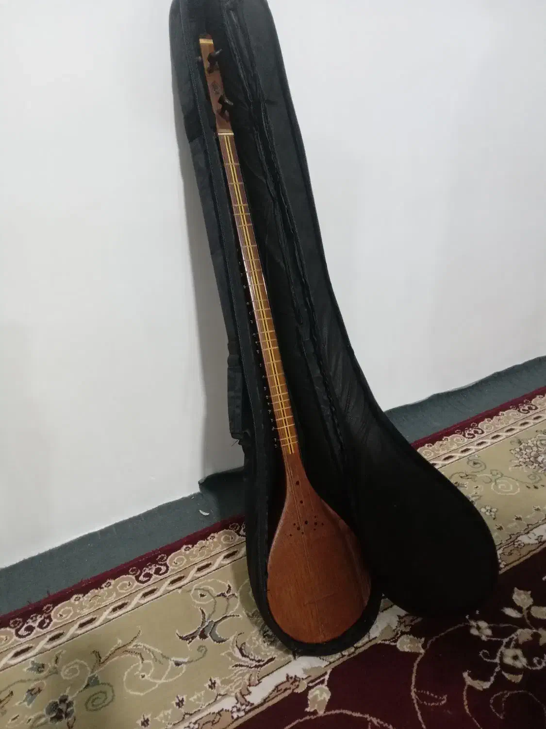 ساز|گیتار، بیس، امپلیفایر|خوی, |دیوار