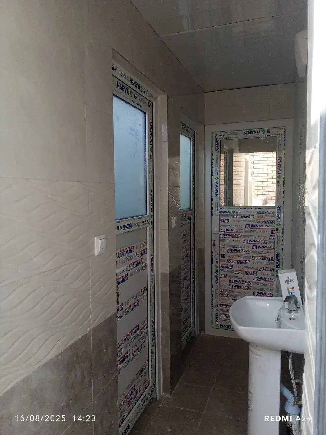 ساخت و نصب و تعمیر در و پنجره وتوری|خدمات پیشه و مهارت|گرمدره, |دیوار