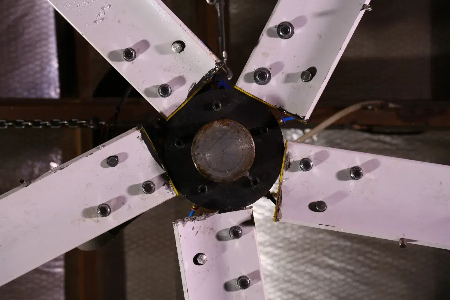 فن سقفی گاوداری همراه با مه پاش|ماشینآلات صنعتی|رشت, استادسرا|دیوار