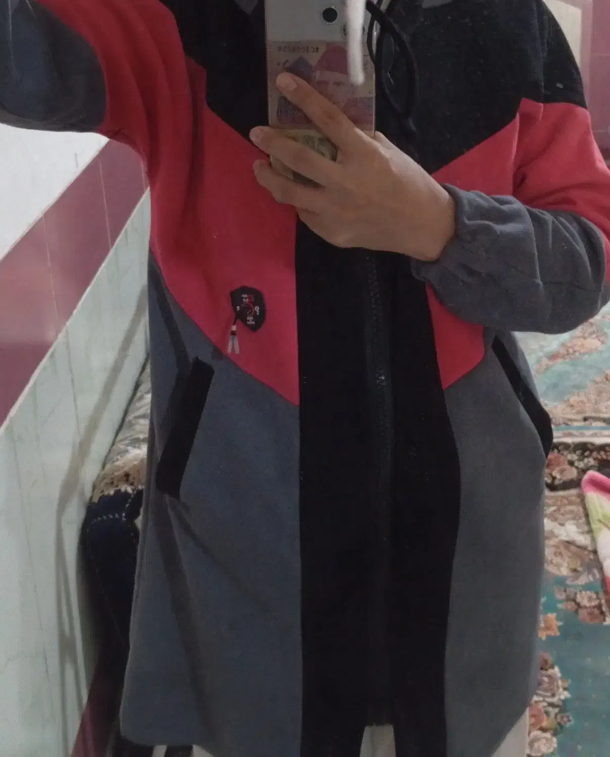 کاپشن|لباس|قم, شهر قائم|دیوار