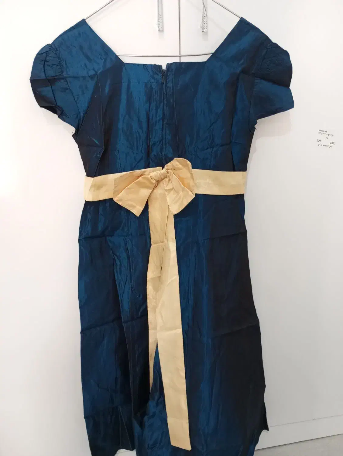 مقداری لباس درحدنونو|لباس|شیراز, مسلم|دیوار