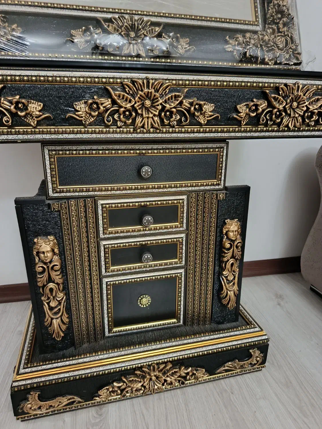 سالم|آرایشگاه و سالن‌های زیبایی|سلماس, |دیوار