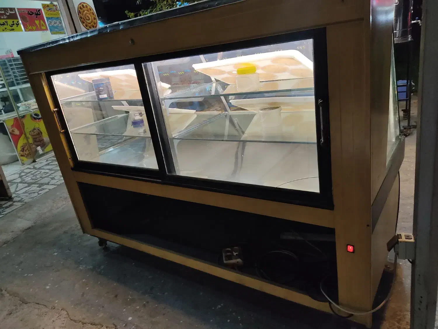 ویترین قنادی|کافی‌شاپ و رستوران|رشت, حافظ آباد|دیوار