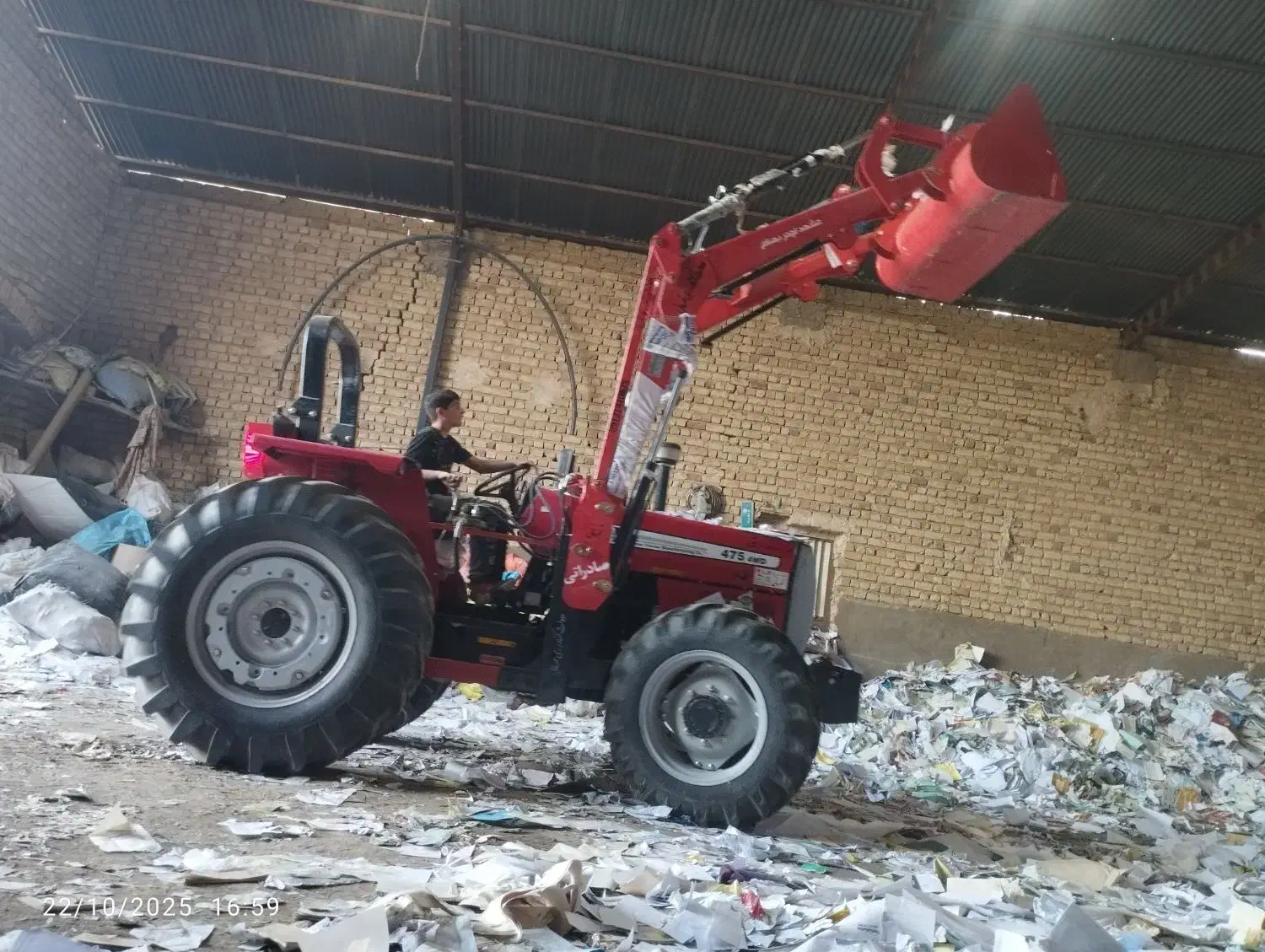 تراکتورکار حرفه ای از نخاله زدن پهن خاک برداری|خدمات باغبانی و درختکاری|قم, قلعه صدری|دیوار