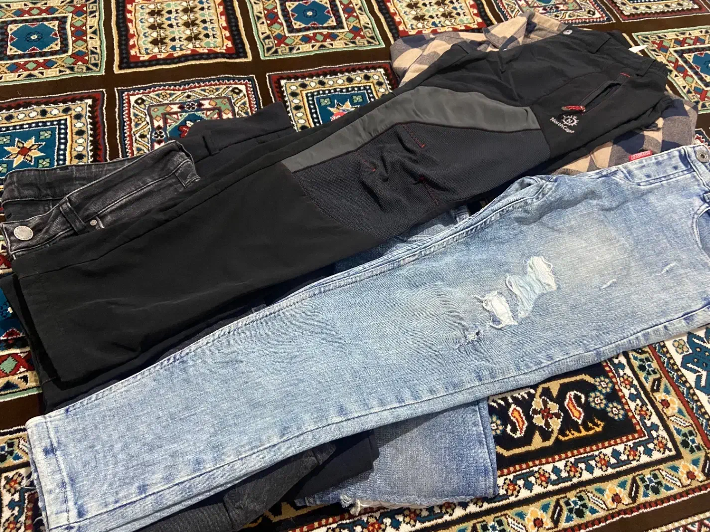 تعدادی شلوار|لباس|مهاباد (آذربایجان غربی), |دیوار