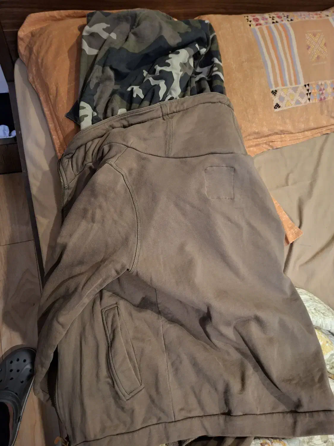 هودی|لباس|تهران, درختی|دیوار