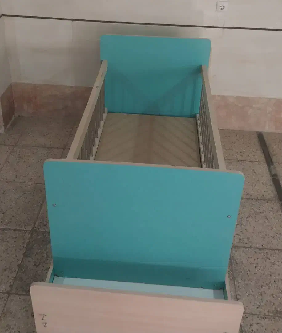 تخت کودک و نوجوان در حد نو|تخت و سرویس خواب|اصفهان, سرچشمه|دیوار