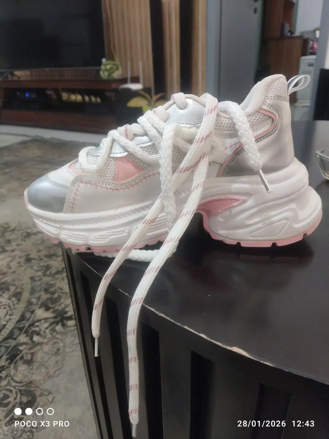 کفش|کیف، کفش، کمربند|داراب, |دیوار