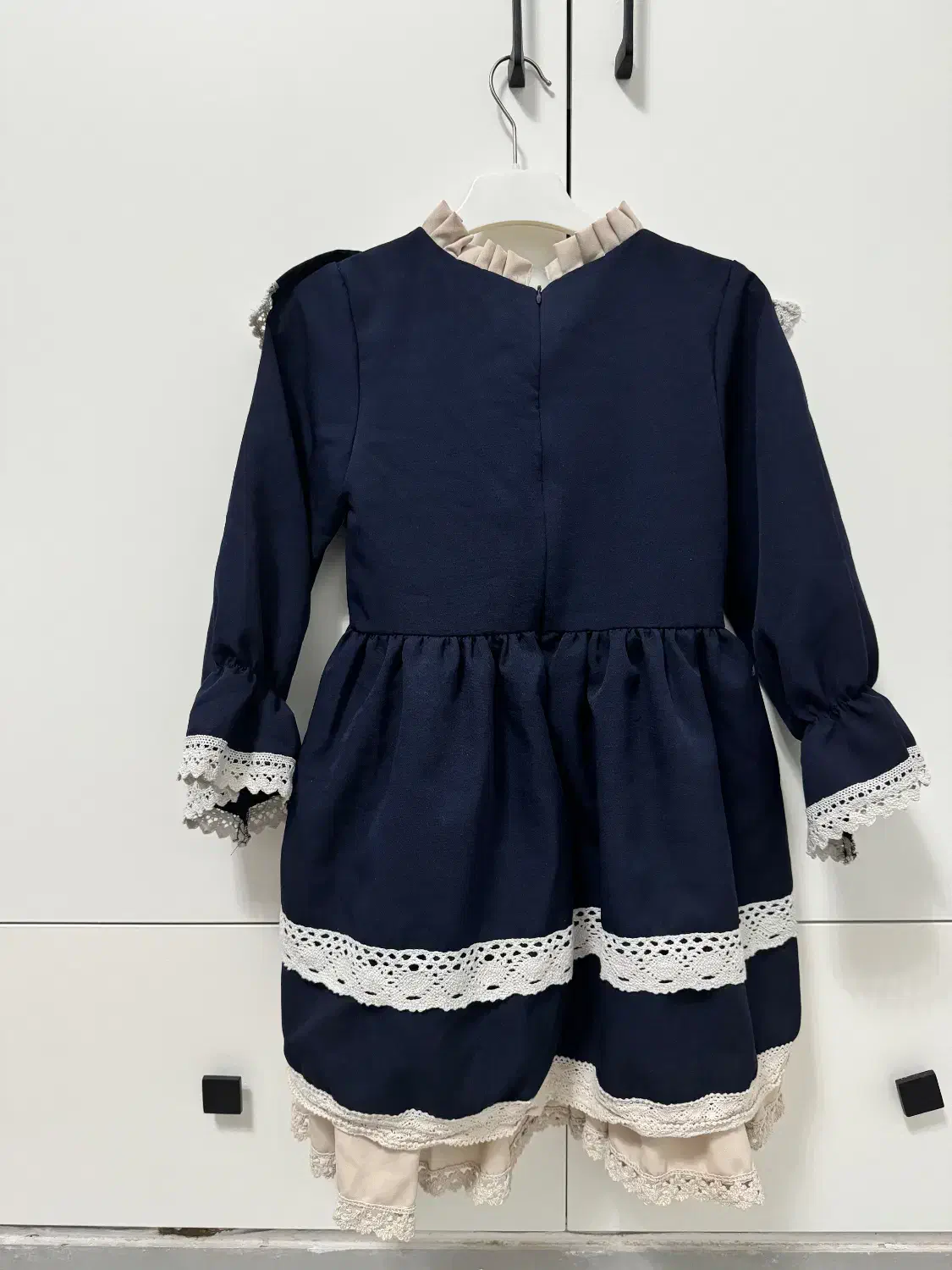 لباس اسپانیایی|کفش و لباس بچه|شیراز, بعثت|دیوار