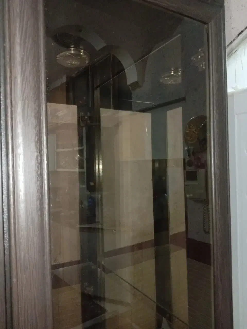 ویترین شیشهای با آیینه قدی.|بوفه، ویترین، کنسول|قم, نخودی|دیوار