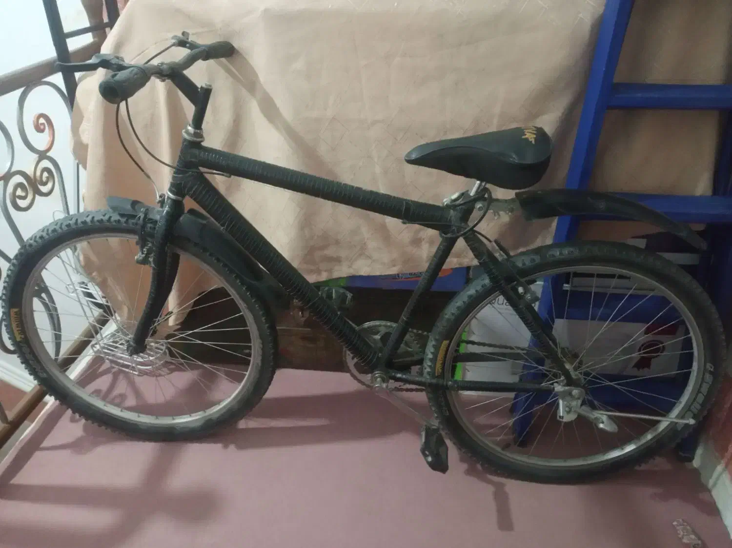 دوچرخه|دوچرخه، اسکیت، اسکوتر|خاش, |دیوار