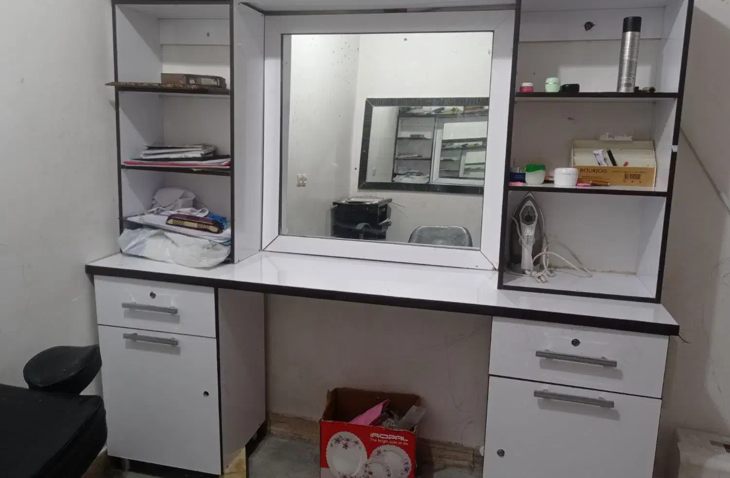 میز|آرایشگاه و سالن‌های زیبایی|رامهرمز, |دیوار