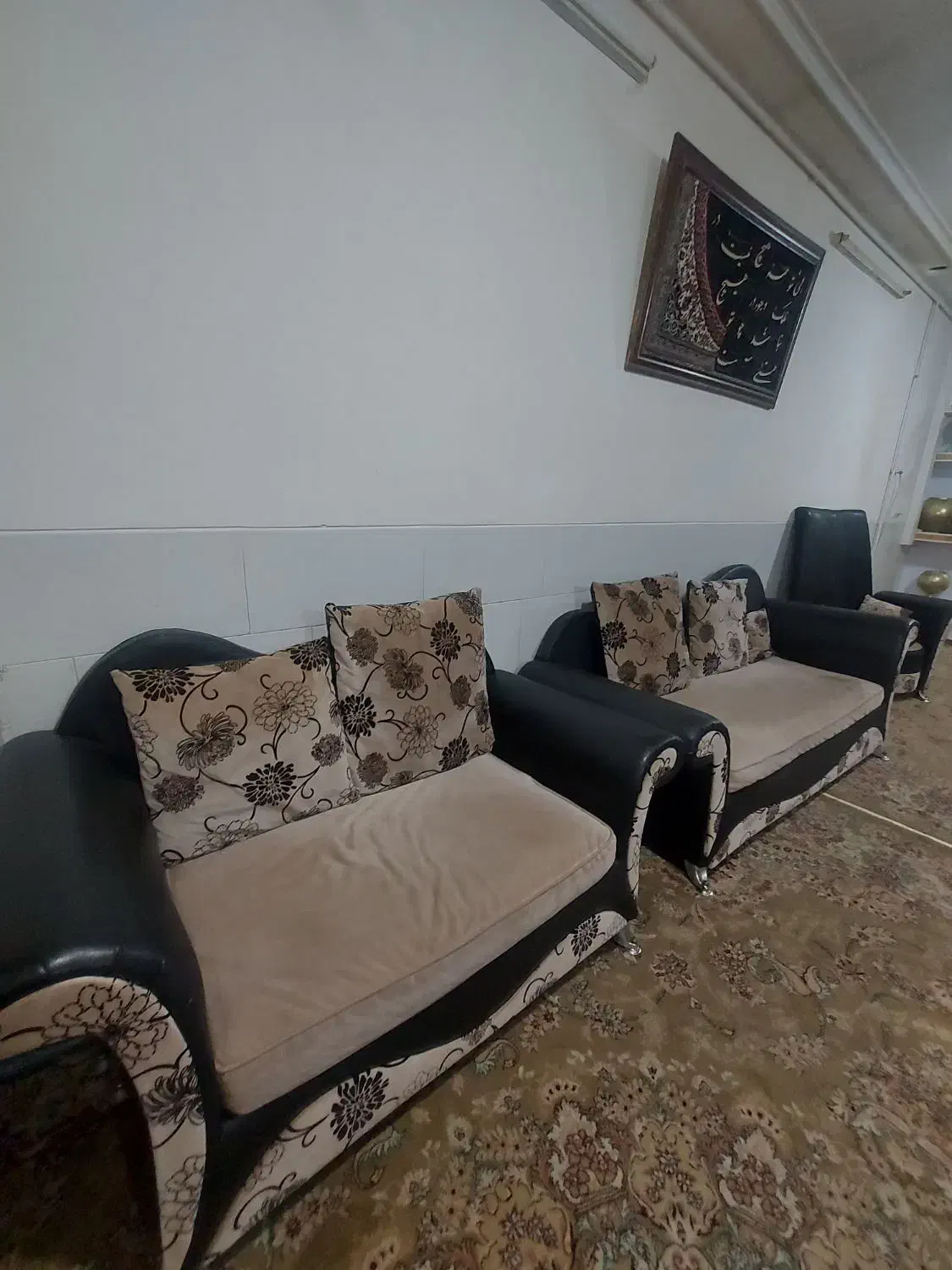 ۲ دست مبل (راحتی و سلطنتی) و ۸متر پرده|مبلمان خانگی و میز عسلی|دلیجان, |دیوار