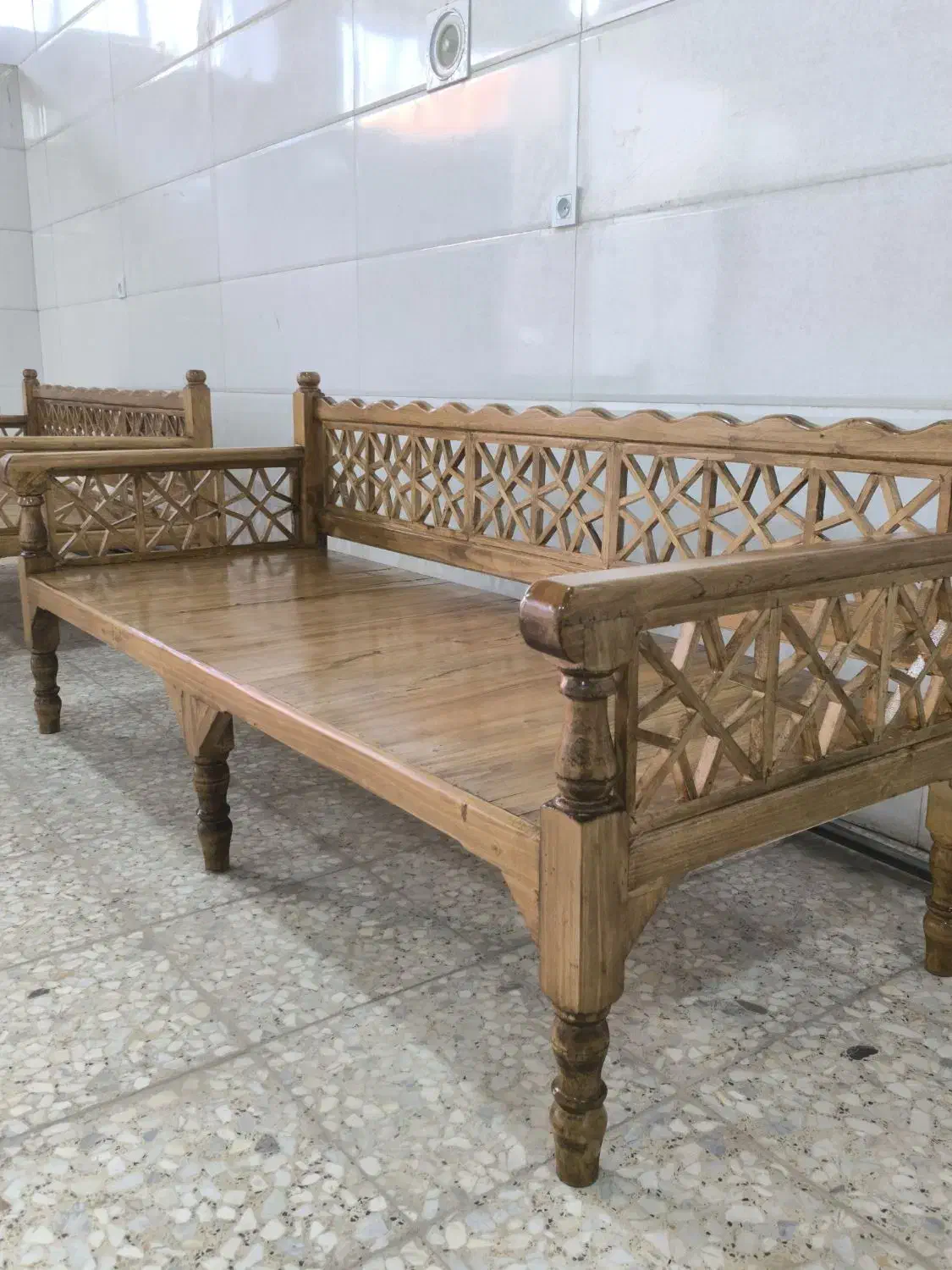 رنگ کاری چوب و مصنوعات چوبی|مبلمان خانگی و میز عسلی|کاشان, اراضی فتح المبین (محمدیه)|دیوار